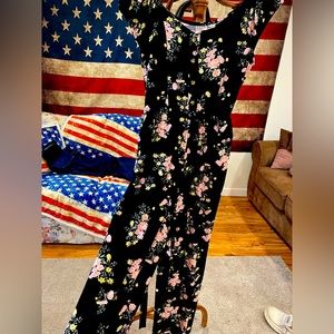 Fun and summery jumpsuit. Elastic waist with a matching belt. Size small